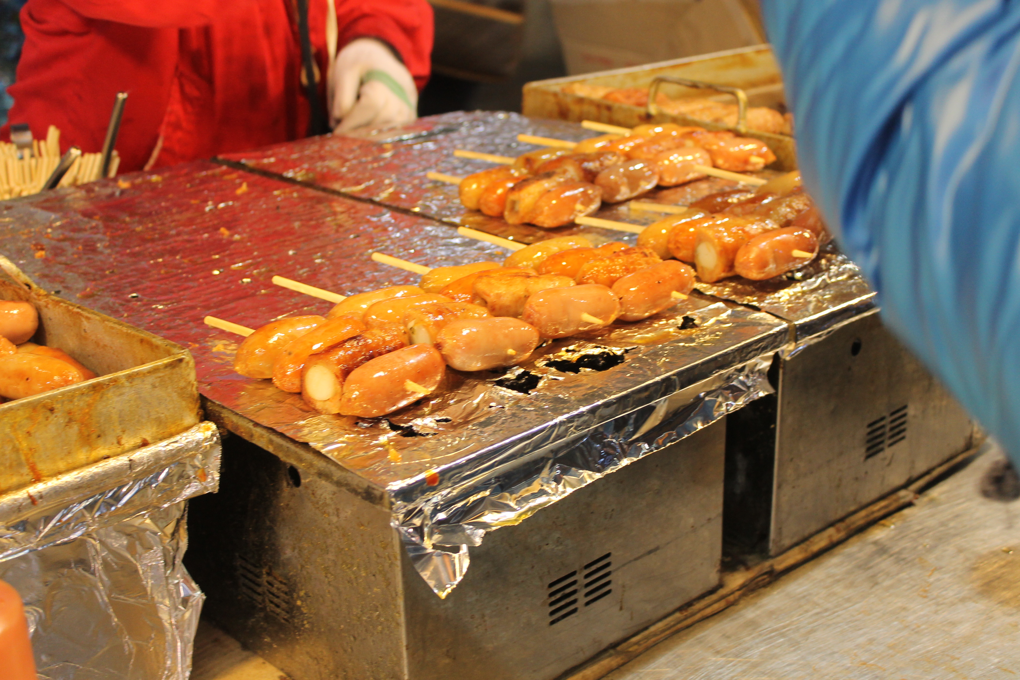 明洞街头的烤香肠,是否很吸引呢? 韩国路边摊