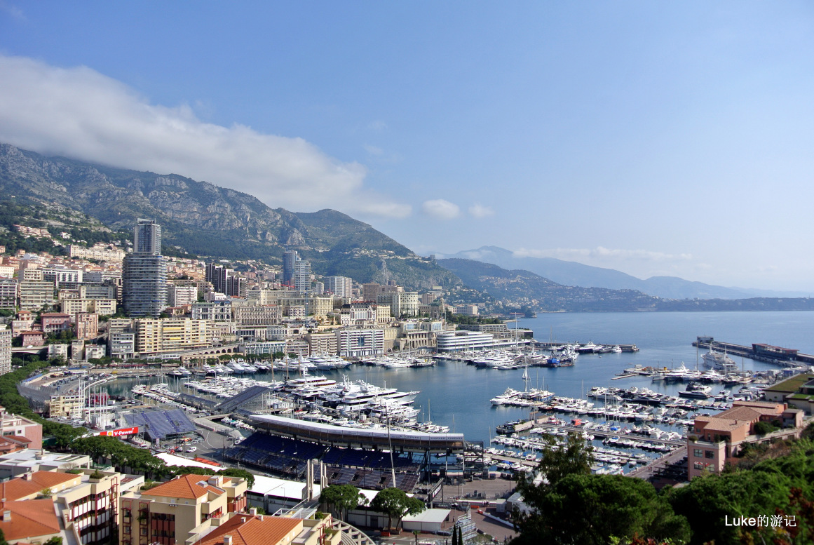 摩纳哥是一个富人的天堂,三个几个景点:皇宫,植物园,蒙特卡洛赌场.