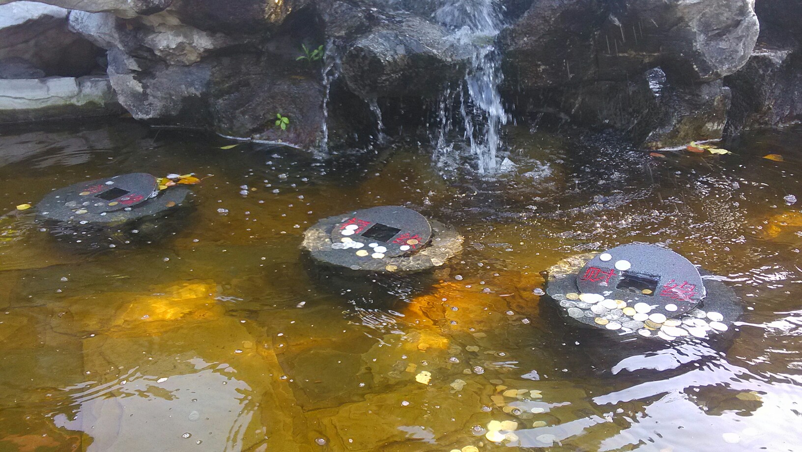 它叫 投缘池 ,要什么缘分,透个银币在上面 别落在水里欧………果然