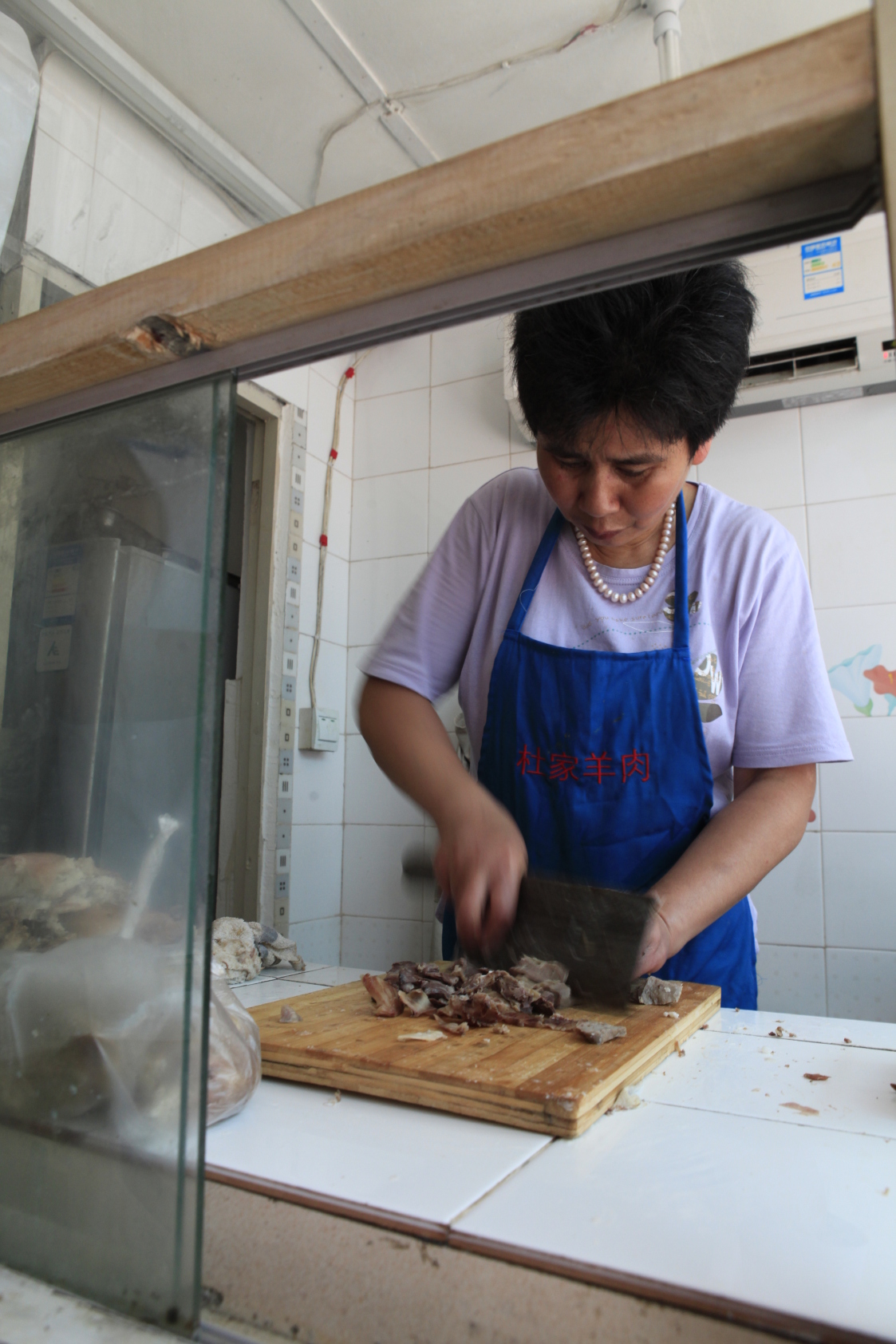 忙碌的老板娘. 庄行镇杜家羊肉店