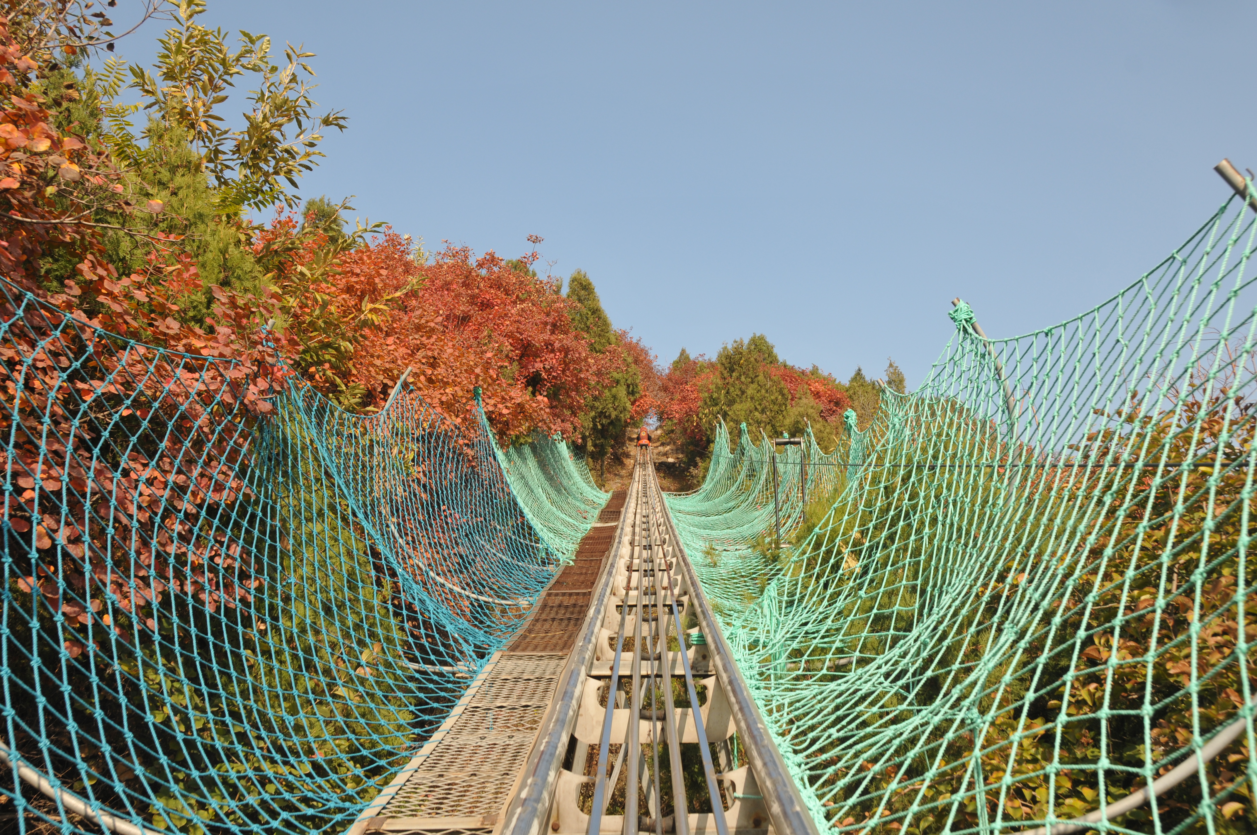 坐着滑道上山. 红螺寺