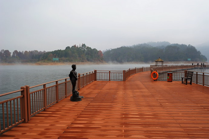 太平湖婚纱照_弥勒太平湖森林公园