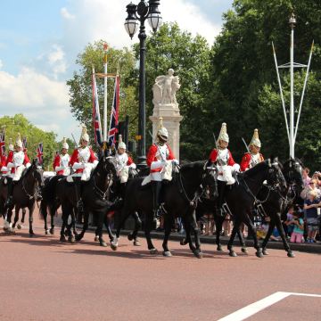 这一队清一色的黑马骑兵方阵.