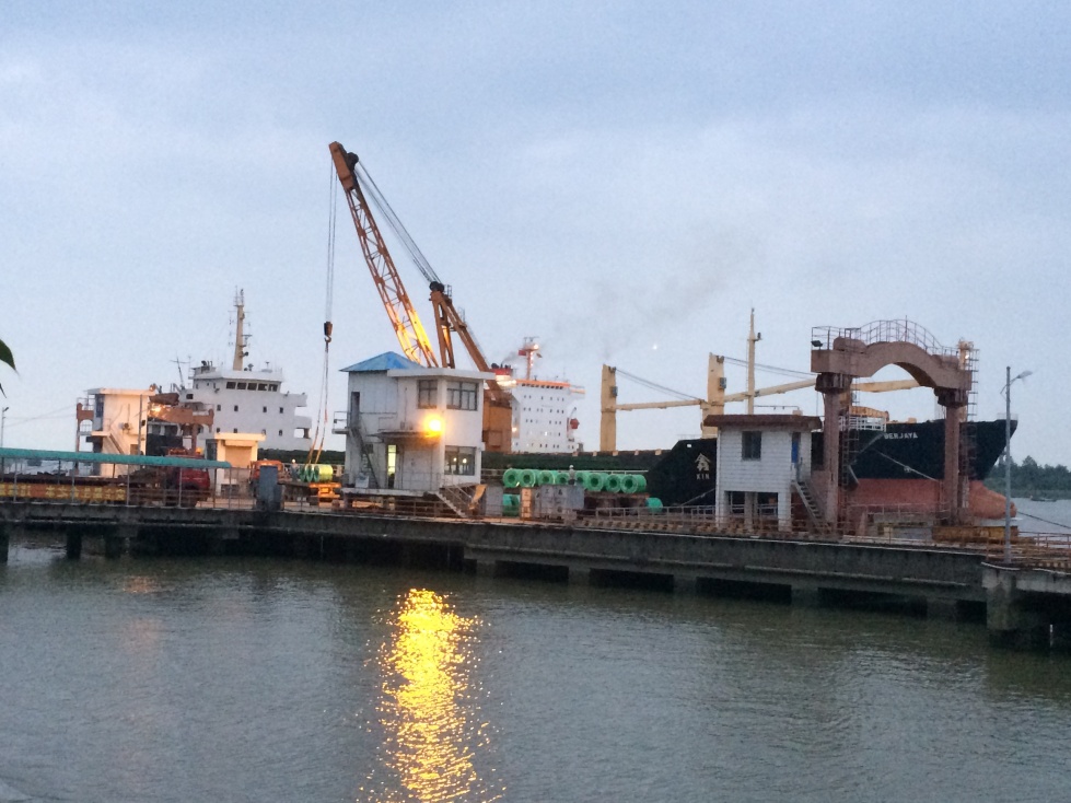 上海吴淞码头,等待晚8点游船.