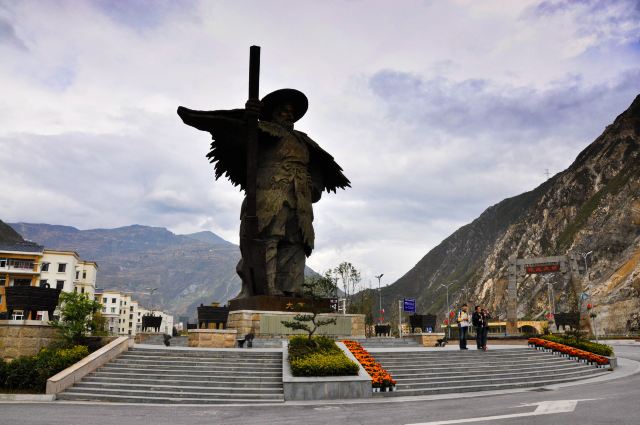 汶川入城口处的大禹像,为汶川指引前进的道路.