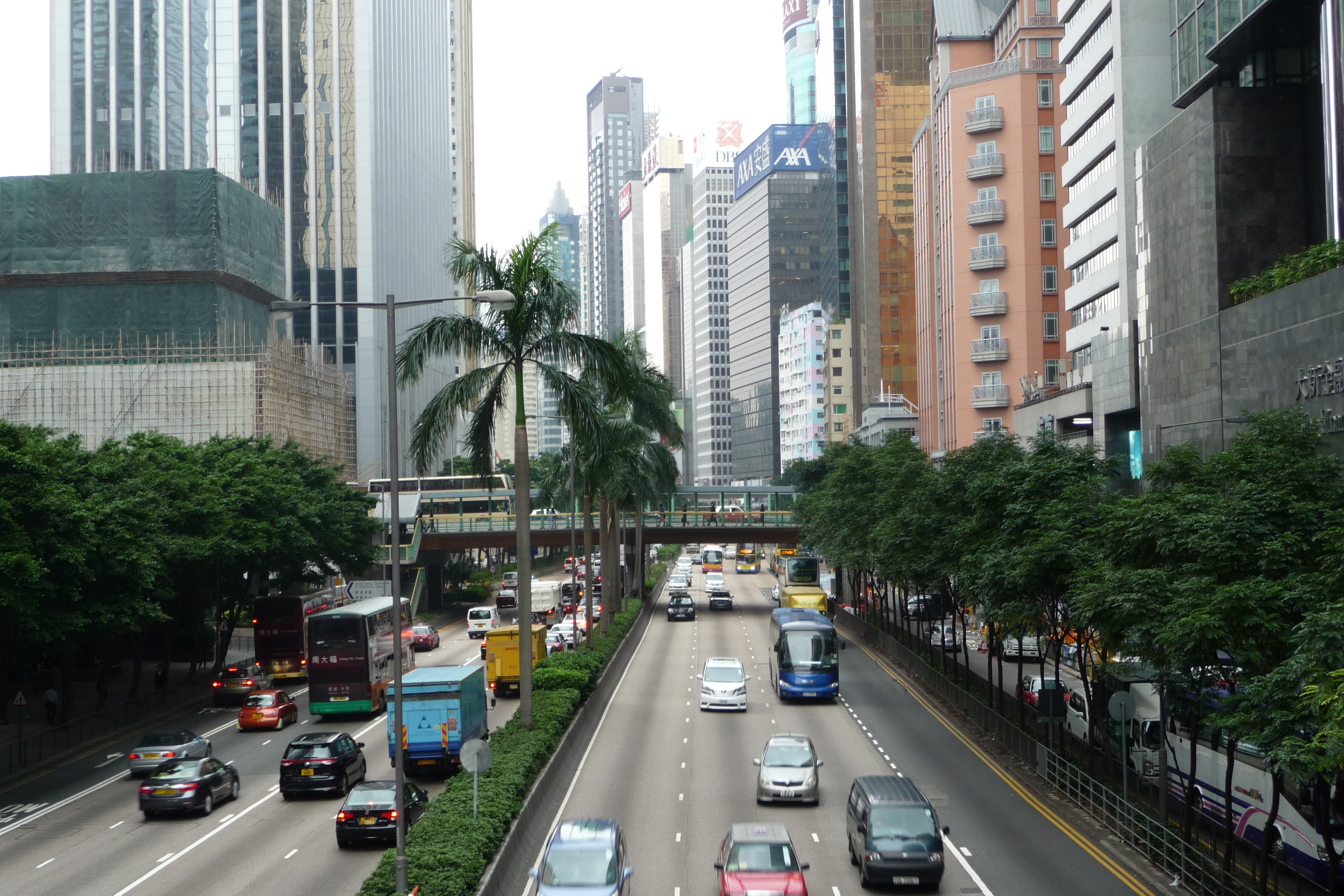 整潔的灣仔街景,頗具南方風格 香港灣仔的街景