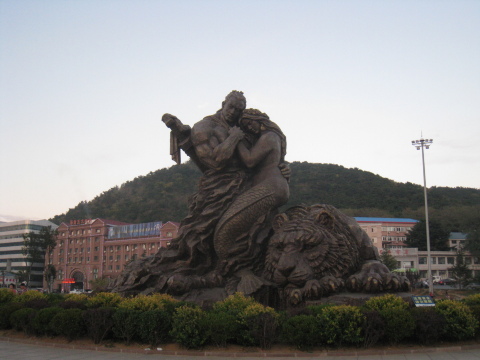 公园门口的雕塑,讲述老虎滩的由来 大连老虎滩海洋公园