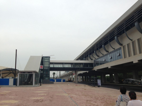 光明路地铁2号口. 光明路地铁站