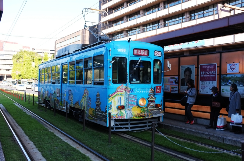 出了熊本车站,坐上了"市电(即有轨电车.