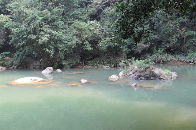 美輪美奐英西峰林 在山峰,溪流,田野,屋舍的襯托