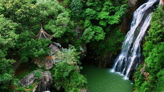 在浙江众多以瀑布见长的景点中,仙岩显得名不见经传,但若提起儿时课文