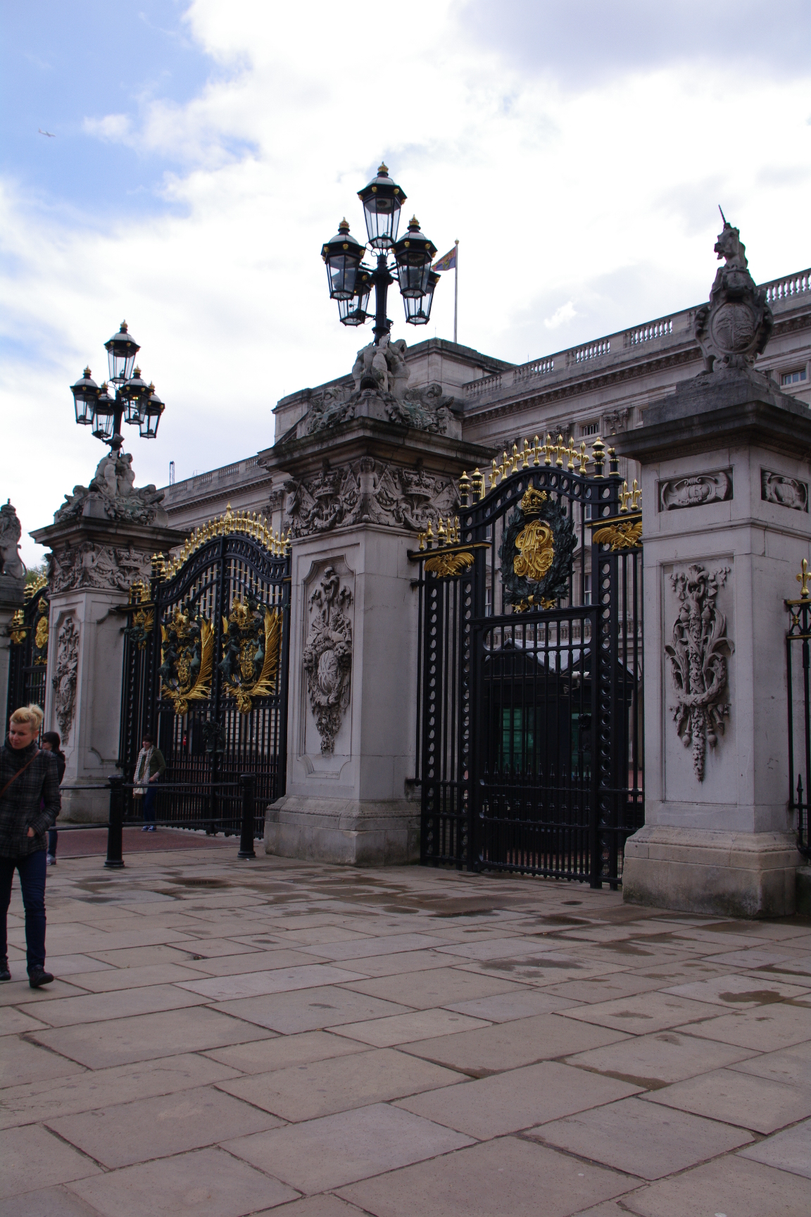 白金汉宫是一座四层楼的正方形围院建筑,建于1703年,最早称白金汉屋