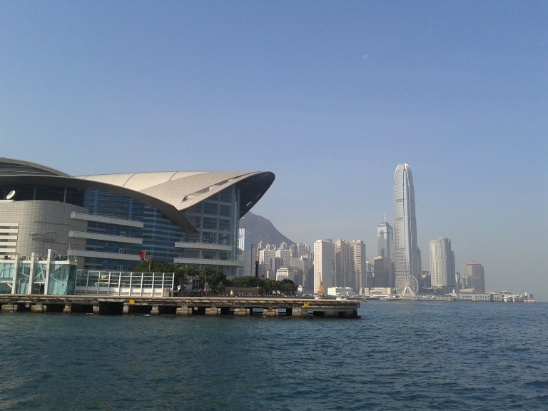 和东荟城都要10点开门,赶早去湾仔看一下金紫荆广场和香港会展中心