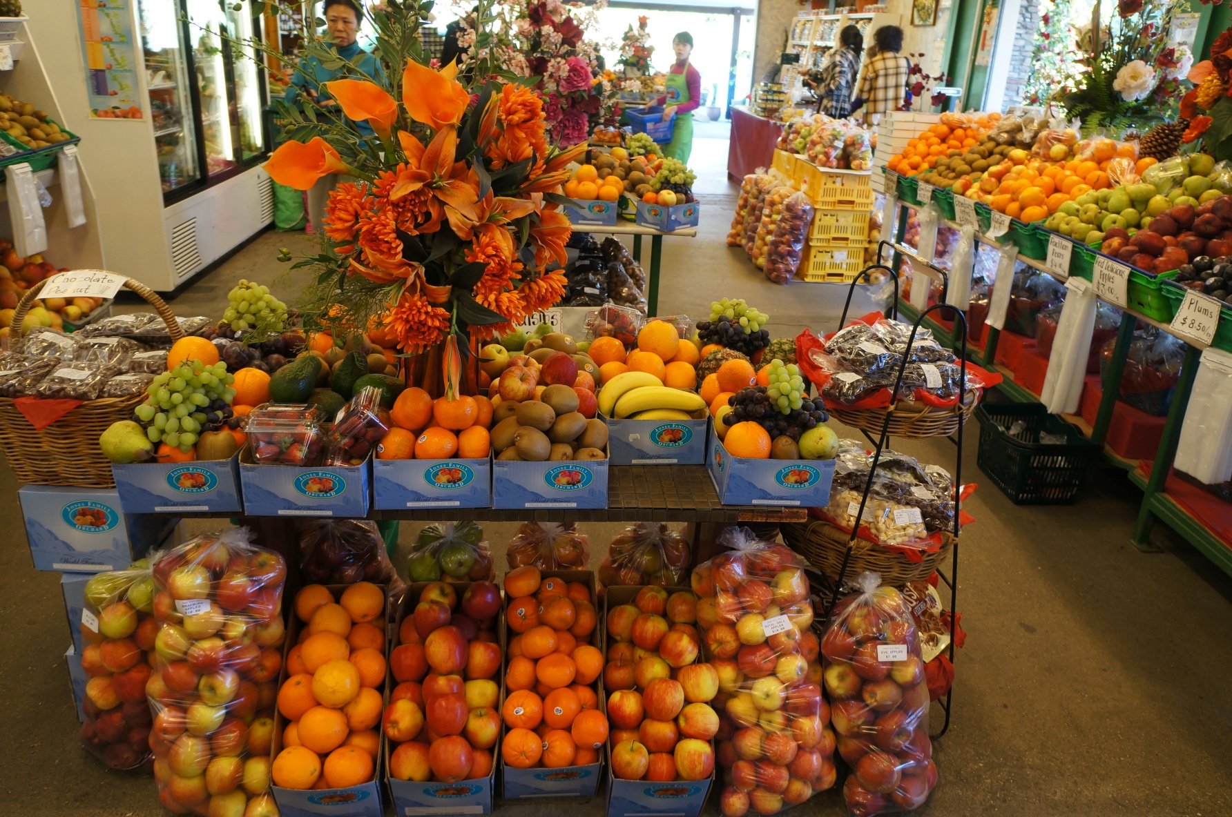 位于水果小镇公路旁的水果零售店,它的后面就是农场的果园和花园.