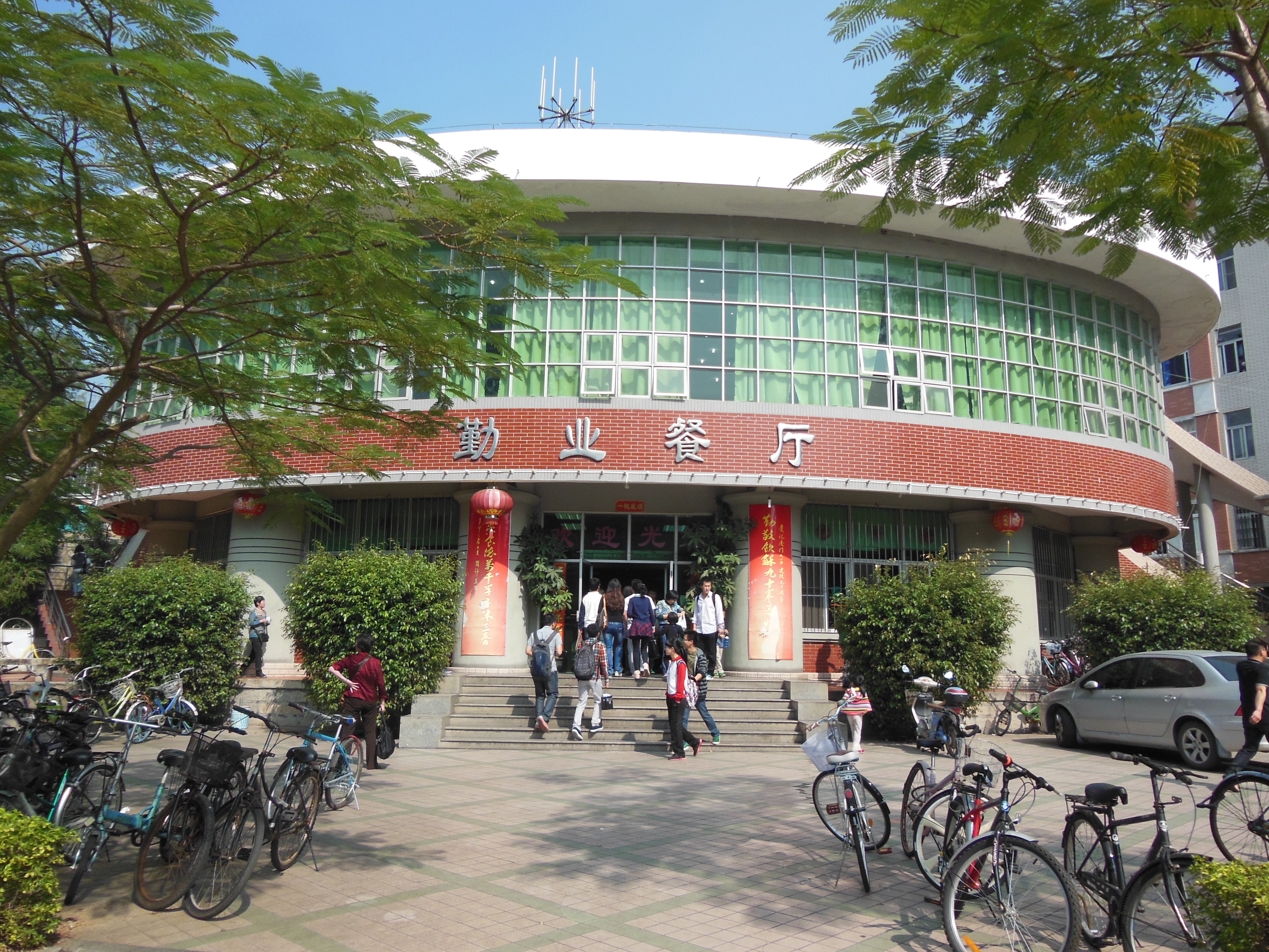 我们在排队等待进入厦门大学时,有很多人在推销厦门大学的地图.