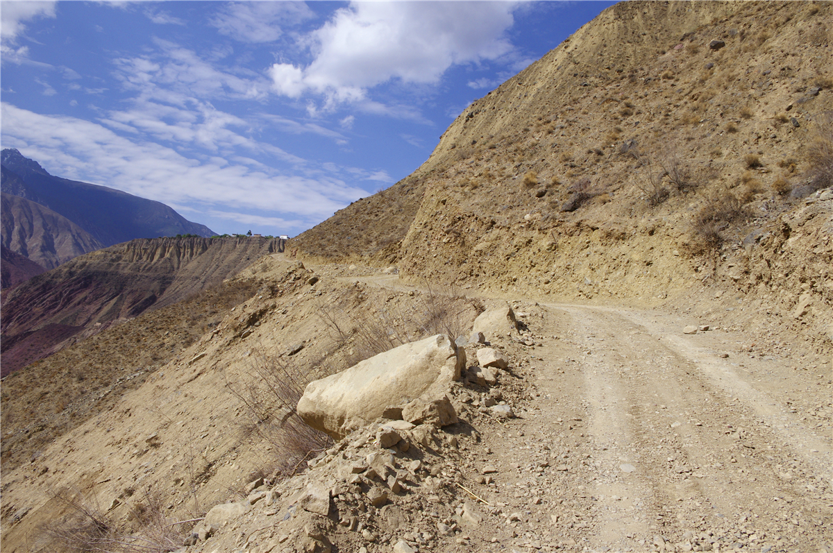运盐小道不宽,大约80厘米,主要是沙土路,较为陡峭,可以一路从澜沧江