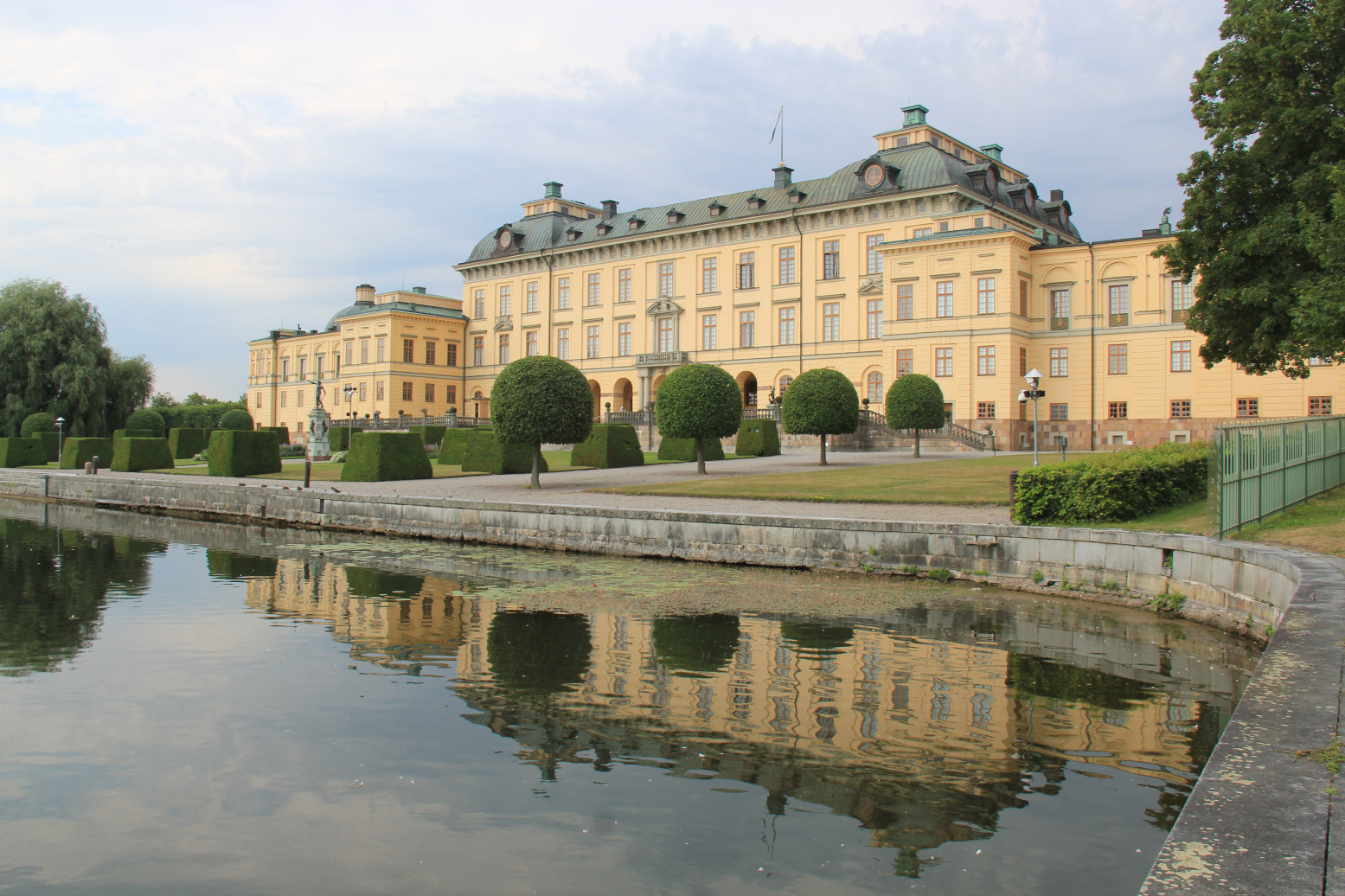 皇后岛宫位于斯德哥尔摩郊区的梅拉伦湖畔,是瑞典国王约翰三世于1580