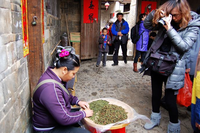 在土楼里卖茶叶的女人